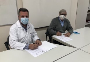 El doctor Jesús Ezquerra, gerent de l'Hospital Sant Rafael, a la firma del conveni amb Josep Giménez, president de l'FCEDF